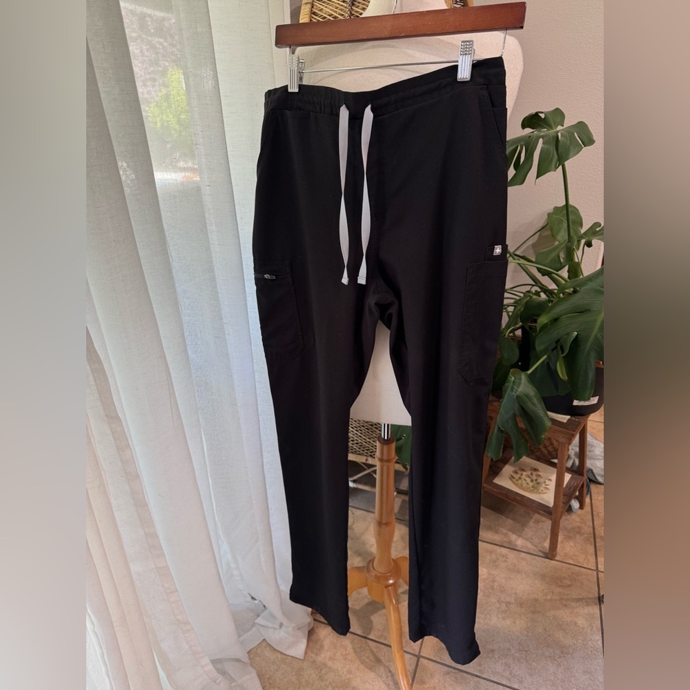 Figs Black Cargo Pants with Relaxed Fit and Elastic Cuffs scrubs‎ scrub